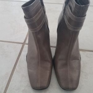 Short heeled boot